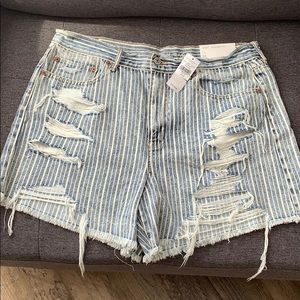 American Eagle 90s boyfriend mid-length shorts
